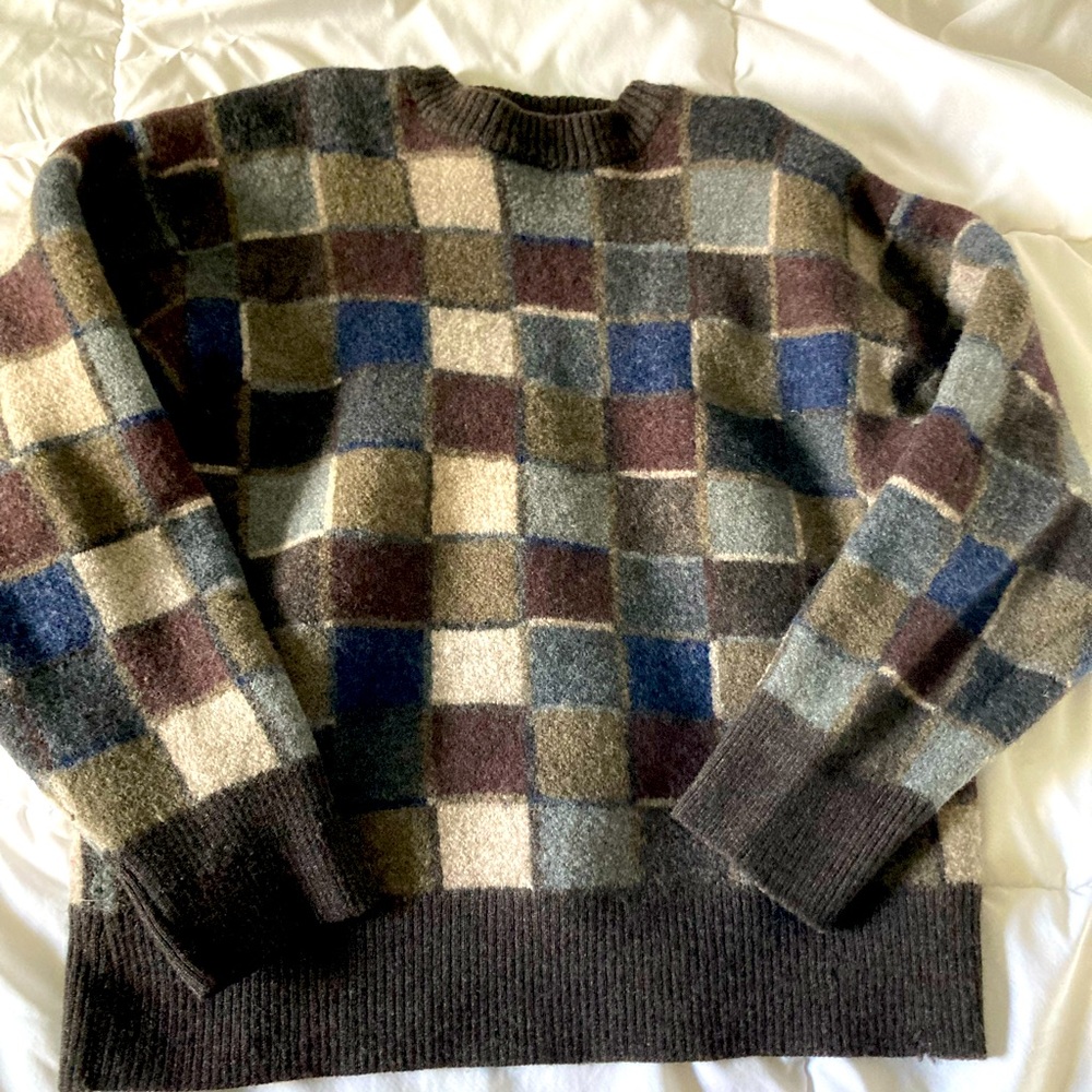 XL youth sweater. Fits like a women’s Small.